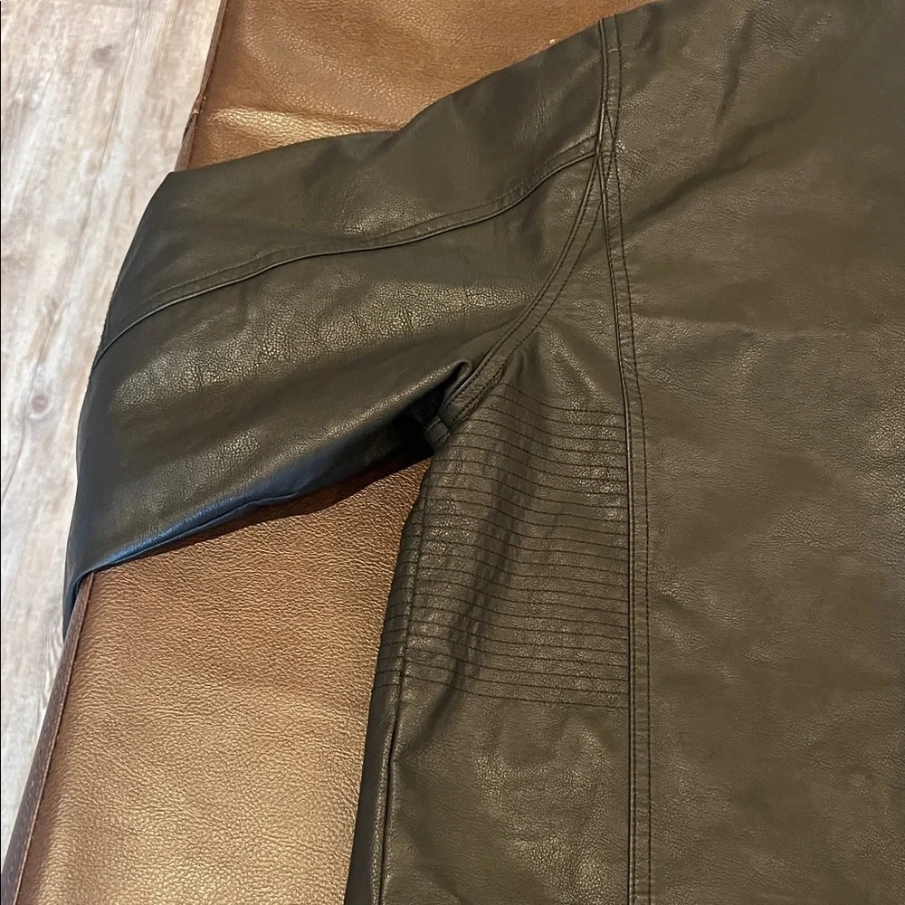 Boys size 18/20 Black Leather Jacket with Gray Hood(removable hood) - Picture 11 of 11